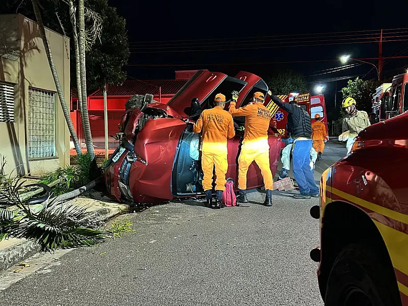 Motorista de aplicativo fica preso em ferragens após capotamento na Capital