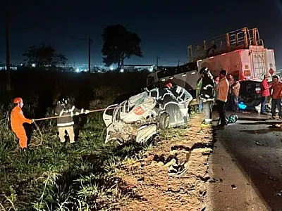 Jovem de 19 anos morre em colisão frontal entre carro e caminhão na BR-262