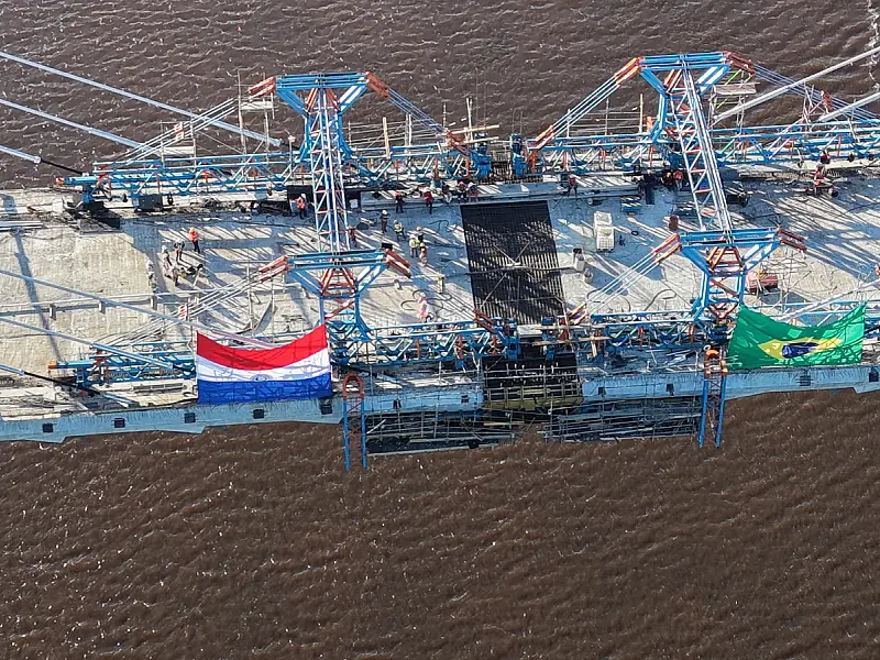 Obra da Ponte Bioceânica conclui 'beijo das aduelas' entre Brasil e Paraguai