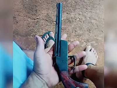 Homem com tornozeleira eletrônica é preso após anunciar venda de arma nas redes sociais