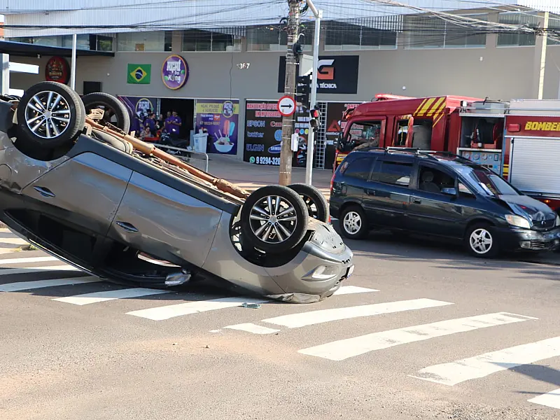 Vídeo: Motorista avança sinal vermelho, bate em SUV que capota na Rui Barbosa