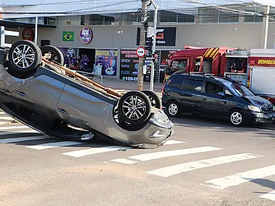 Vídeo: Motorista avança sinal vermelho, bate em SUV que capota na Rui Barbosa