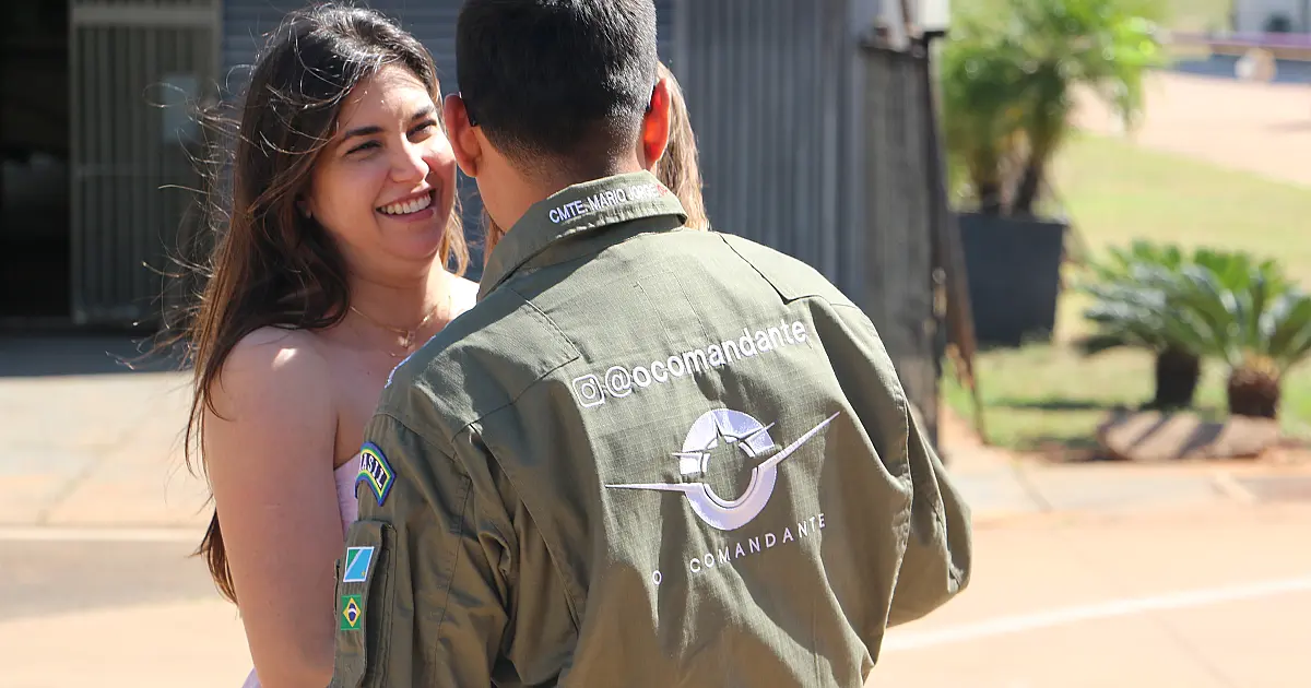 Com coração apertado, esposa de piloto 'aprendeu a lidar' com cada viagem