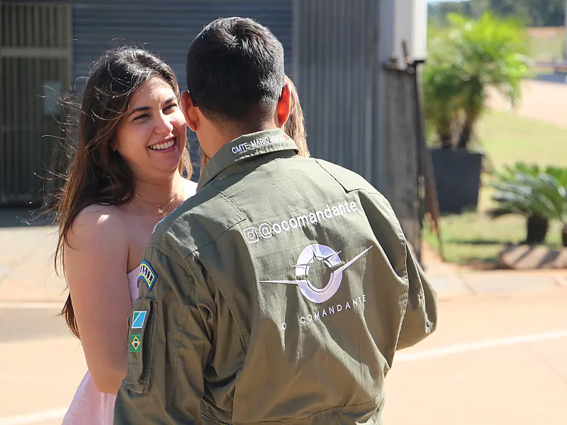 Com coração apertado, esposa de piloto 'aprendeu a lidar' com cada viagem
