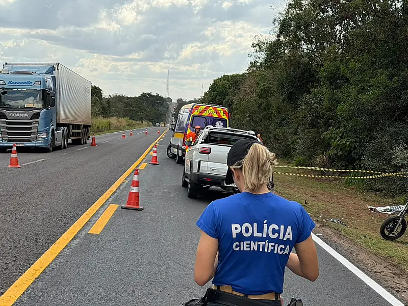 Motociclista morre ao bater na traseira de picape na BR-163