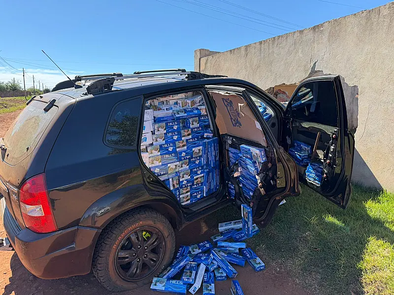 Perseguição termina com carro cheio de cigarros batido em muro em MS