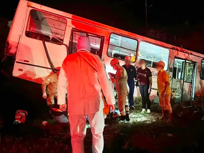 Vídeo: Ônibus transportando trabalhadores é atingido por carreta na BR-163