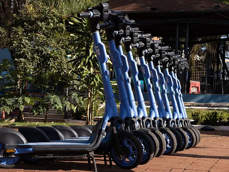 Patinetes elétricos começam a operar com viagens a partir de R$ 0,39 na Capital