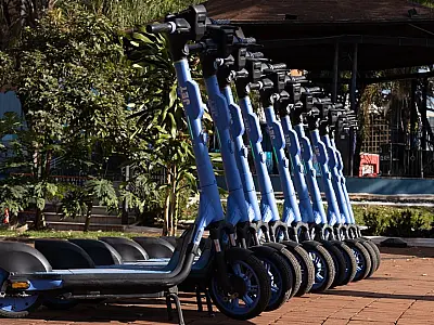 Patinetes elétricos começam a operar com viagens a partir de R$ 0,39 na Capital