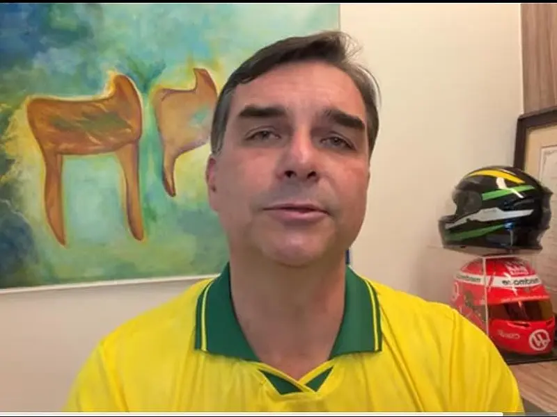 Flávio lê carta de Bolsonaro e aposta na "onda azul" e diz que falta só o Brasil virar à direita