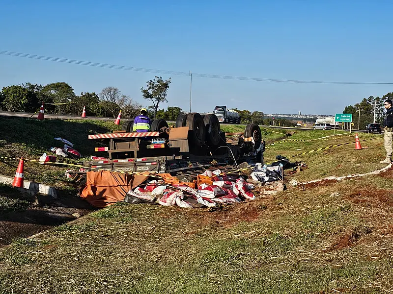 Caminhoneiro morre após veículo capotar em rotatória da BR-163, na Capital