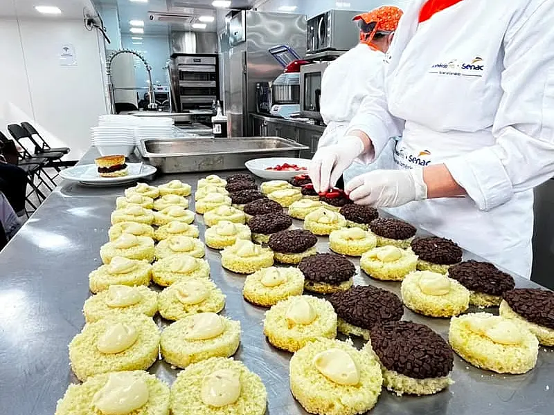 Carreta-Escola do Senac leva oficinas gratuitas de gastronomia ao Centro de Campo Grande