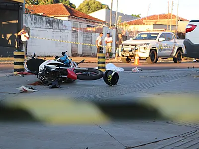 Colisão entre duas motos deixa um morto e outro ferido em cruzamento da Avenida Bandeiras
