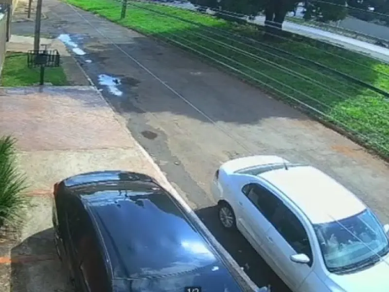 Imagens confirmam que motociclista perdeu o controle e caiu sozinho na Duque de Caxias