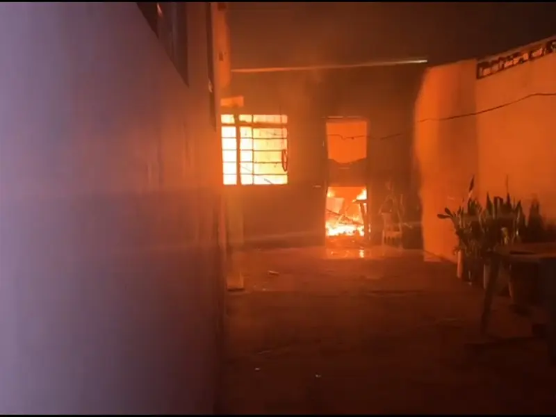 AGORA: Casas são destruídas por fogo e suspeita é de incêndio criminoso no Cerejeiras