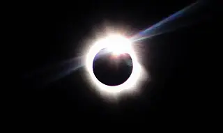 Raro eclipse solar total transforma o dia em noite na Islândia e Espanha