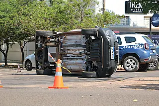 Strada tomba ao ser atingido por carro após avançar preferencial na Capital