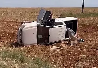 Dono de rádio fica ferido durante capotamento de caminhonete na BR-060