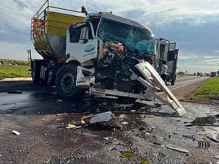 Caminhão bate em bitrem e deixa motorista preso nas ferragens na MS-141