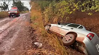 Capotamento em estrada de terra deixa quatro feridos, entre eles duas crianças, em Terenos
