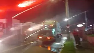 VÍDEO: Pegando fogo, caminhão da Solurb 'pede ajuda' no quartel dos Bombeiros