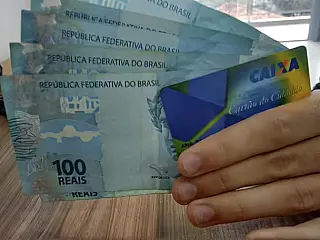 Mais de 30 anos de serviço e saldo de R$ 985 no PASEP: servidora recorre à Justiça