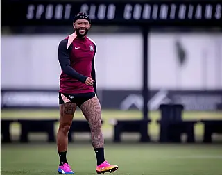 Memphis volta aos treinos após acordo para renovação com o Corinthians