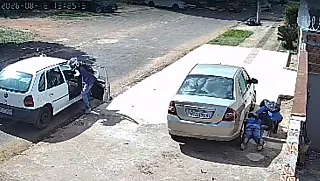 VÍDEO: Dupla rende entregador e leva carro com mercadorias em Campo Grande