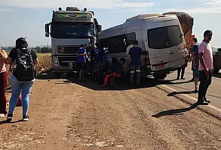 Acidente com van de saúde e carreta deixa 9 feridos na BR-376 em MS