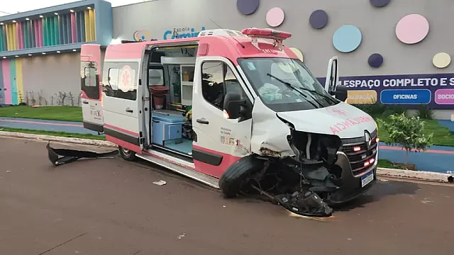 Viatura do Samu bate contra veículo durante deslocamento para ocorrência em Dourados