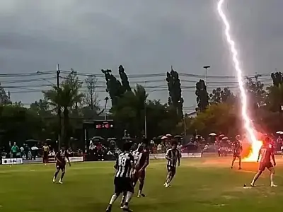 Jogador de 24 anos morre após ser atingido por raio durante partida de futebol na Tailândia