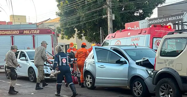 Engavetamento envolvendo quatro veículos deixa três feridos na Avenida Mascarenhas de Moraes