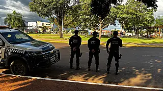 Homem é detido com drogas e spray após pichar frases de facções em MS