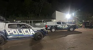Ex atira, mulher se joga no chão e escapa de feminicídio em Jardim