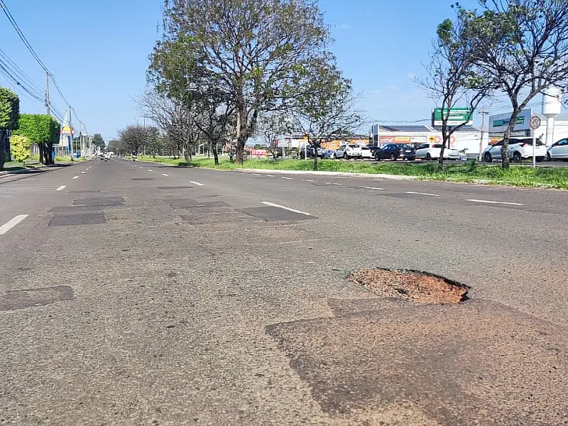 Colisão entre motos em buraco deixa vítima em estado grave na Capital