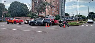 Bombeiro fica ferido após ter moto fechada por carro na Ernesto Geisel