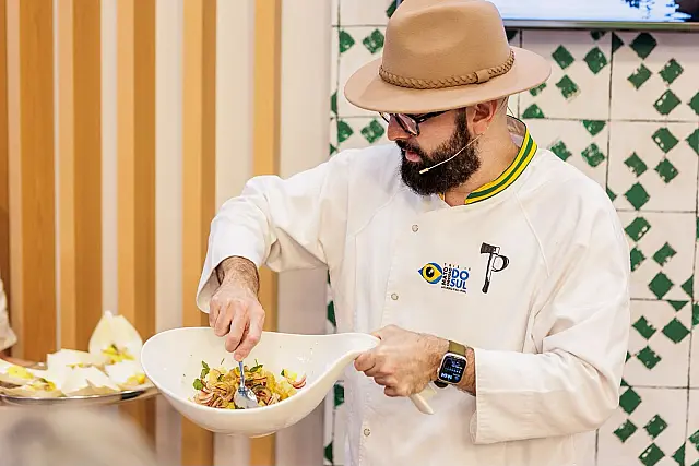 Chef Paulo Machado participa do Mesa Ao Vivo com aula-show sobre cozinha de fronteira