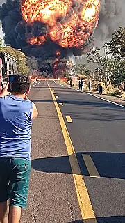 Colisão entre carretas e carros deixa quatro mortos na BR-163