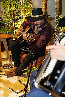 Entre lembranças, lendas e histórias de infância, artista leva Pantanal de MS através da música