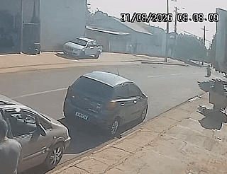 VÍDEO: Motociclista avança preferencial, atinge carro e morre em Costa Rica
