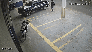 VÍDEO: Na 'cara dura', ladrão leva um minuto para furtar moto na Capital