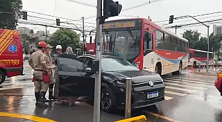 Carro e ônibus colidem em cruzamento no Centro de Campo Grande