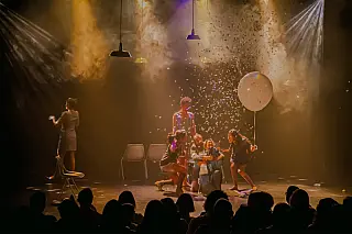 Espetáculo gratuito leva conflitos familiares ao palco do Teatro Prosa