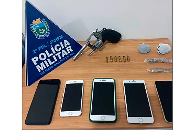 Dupla é presa com arma e maconha após perseguição de moto em Costa Rica