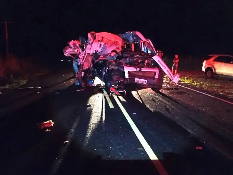 Acidente entre ambulância, picape e caminhão deixa três mortos em MS