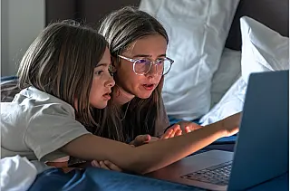 Mudanças no sono e isolamento indicam violência contra jovens na internet