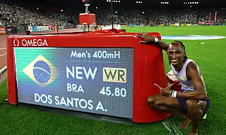 Alison dos Santos quebra recorde mundial dos 400m com barreiras
