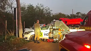 Motorista de aplicativo perde controle ao desviar de buracos e bate em poste em Campo Grande
