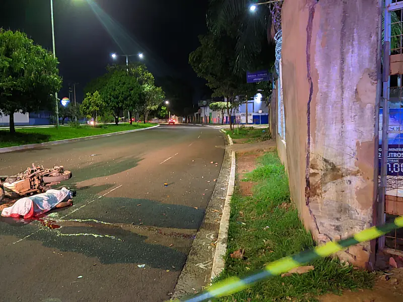 AGORA: Motociclista morre ao acertar muro na Av. Fábio Zahran