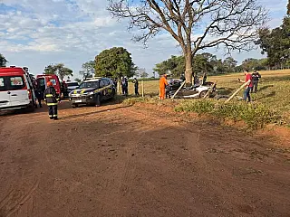 Motorista foge da PRF, bate em árvore e fica preso às ferragens em MS